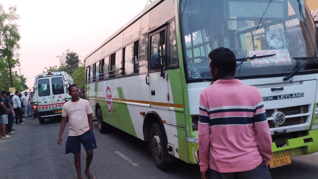 Mob creates ruckus as Ama bus hits bycycle - Reporters Today English